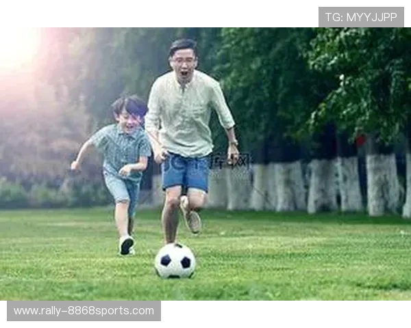 从草地少年到绿茵巨星 足球球员童年照见证成长与梦想的起点 从草地少年到绿茵巨星 足球球员童年照见证成长与梦想的起点