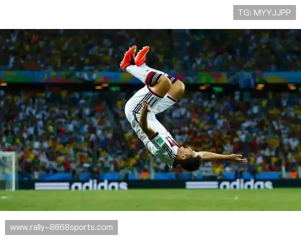 足球球星下跪庆祝动作彰显拼搏精神与胜利喜悦瞬间 足球球星下跪庆祝动作彰显拼搏精神与胜利喜悦瞬间